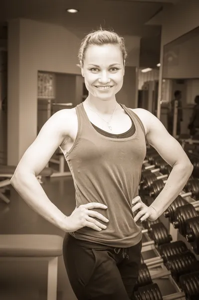 Femme forte posant dans la salle de gym — Photo