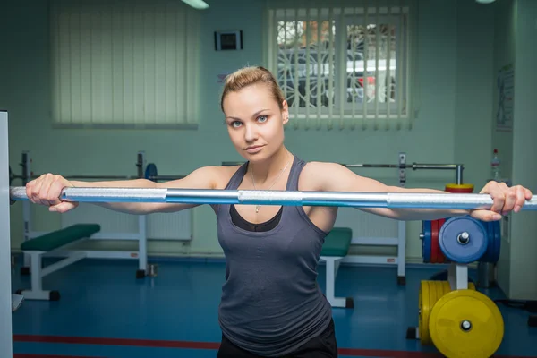 Frau mit Langhantel — Stockfoto