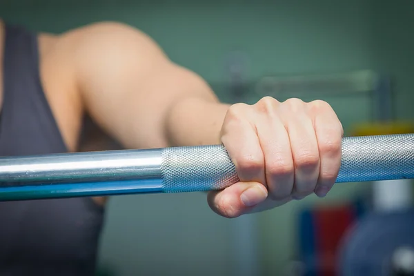 Hand op barbell — Stockfoto