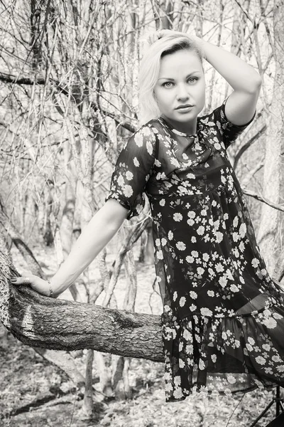 Frau im Wald — Stockfoto