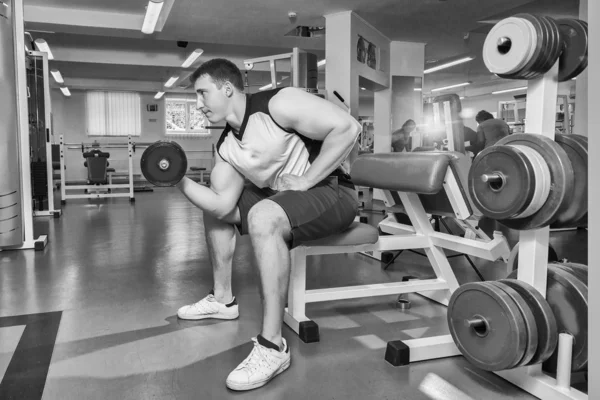 El hombre hace ejercicios con pesas . —  Fotos de Stock