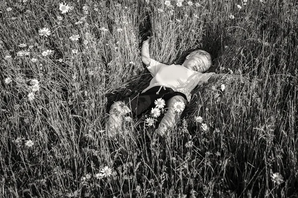 Chlapec v poli — Stock fotografie