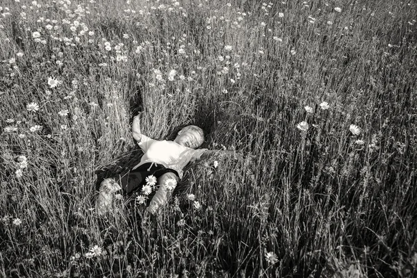 Rapaz no campo — Fotografia de Stock