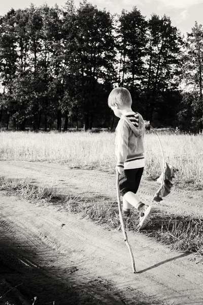 フィールドの少年 — ストック写真