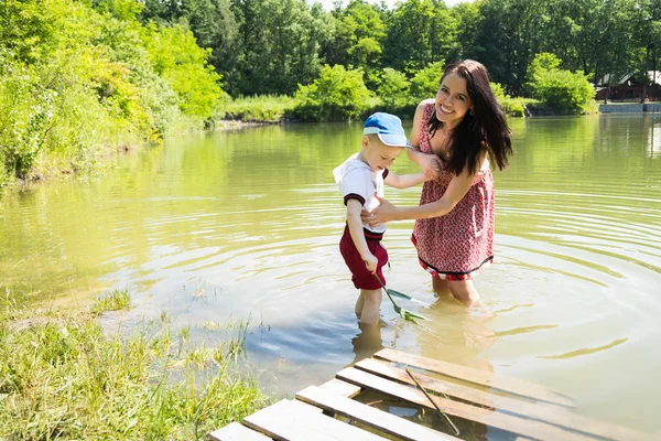 Matka z synem w jeziorze — Zdjęcie stockowe