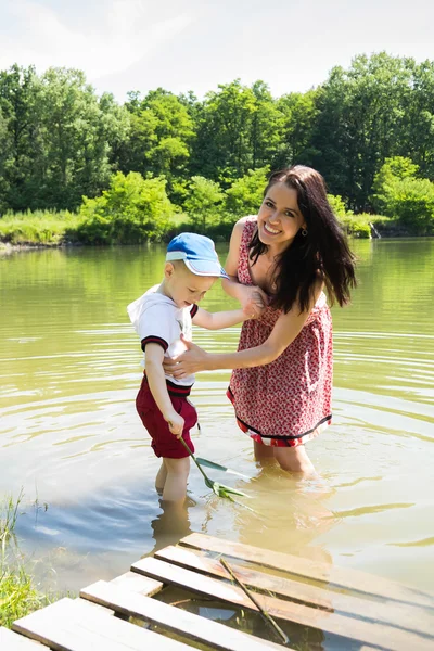 호수에서 아들과 어머니 — 스톡 사진
