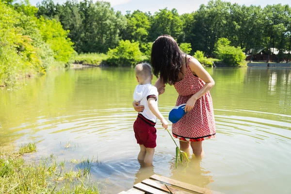 Mother with son in lake — Stock Photo, Image
