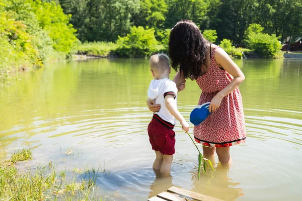 호수에서 아들과 어머니 — 스톡 사진