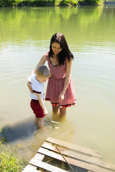 Mutter mit Sohn im See — Stockfoto