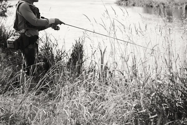 Pescador sosteniendo spinning — Foto de Stock