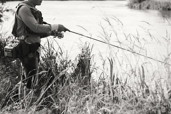 Pescatore che detiene filatura — Foto Stock