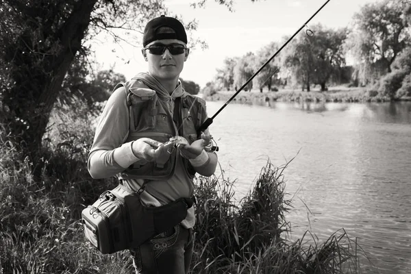 Hombre pescando —  Fotos de Stock