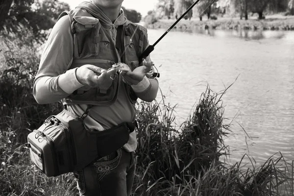 Hombre pescando —  Fotos de Stock