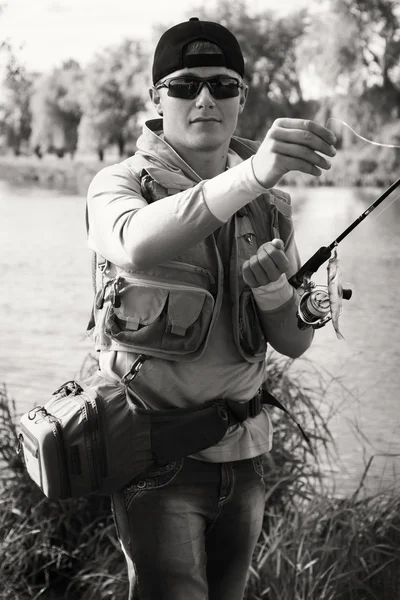 Hombre pescando —  Fotos de Stock