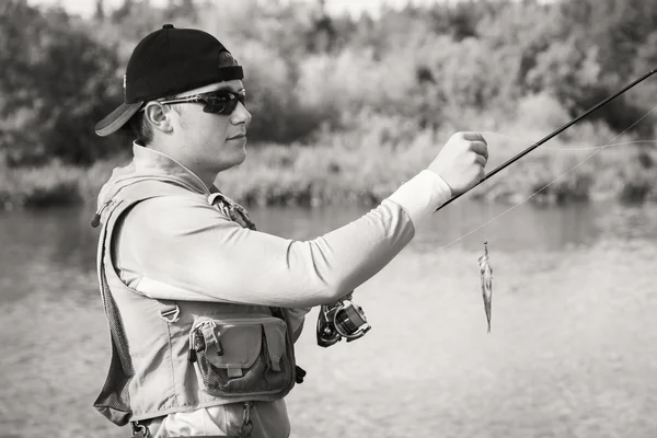 Hombre pescando —  Fotos de Stock