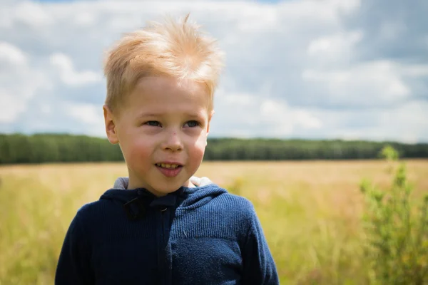 Мальчик в поле — стоковое фото