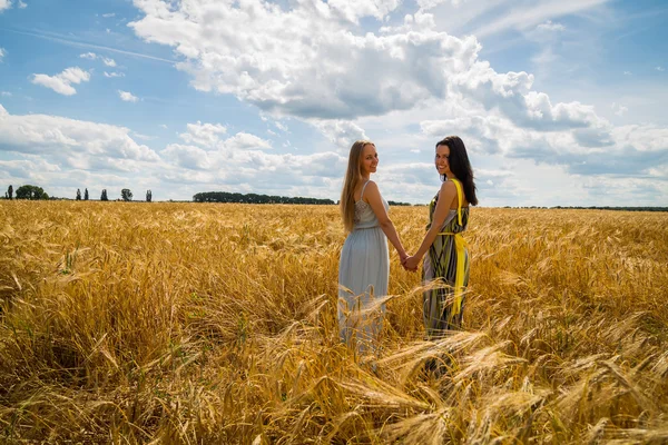 Ragazze in un campo di grano — Foto Stock