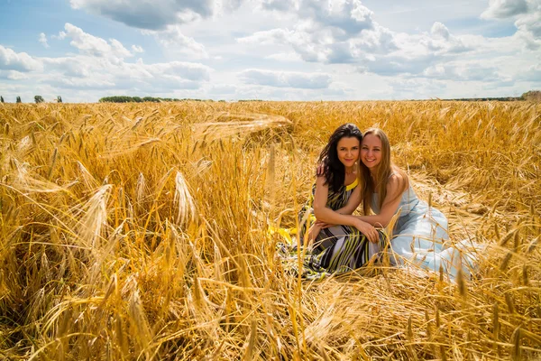 Girls  in a wheat field — Stock Photo, Image