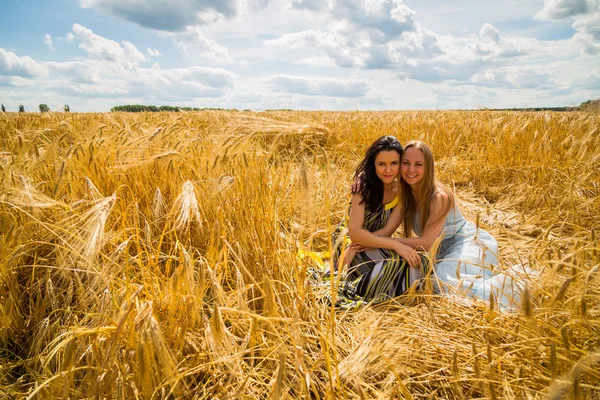 Ragazze in un campo di grano — Foto Stock