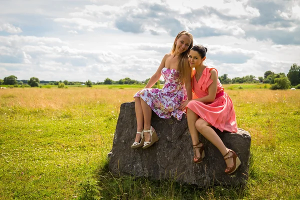 Mädchen sitzen auf Stein — Stockfoto