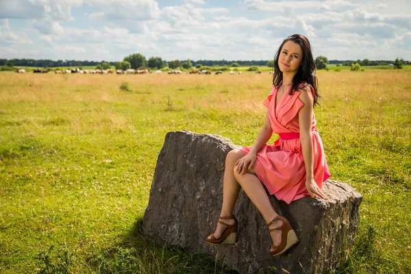 Vrouw op steen — Stockfoto