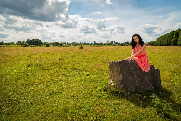 Frau auf Stein — Stockfoto