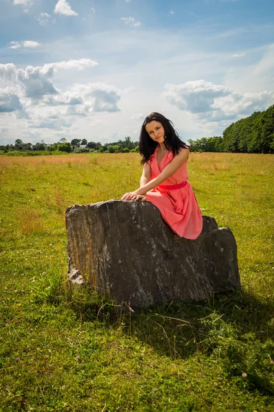 Mujer sobre piedra —  Fotos de Stock