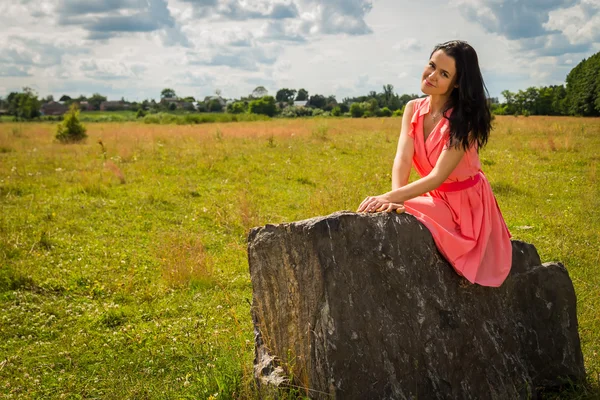 Žena na kámen — Stock fotografie