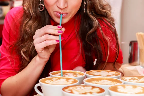 Woman drinking coffee — Stock Photo, Image