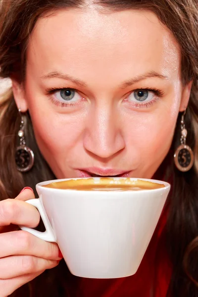 Vrouw die koffie drinkt — Stockfoto