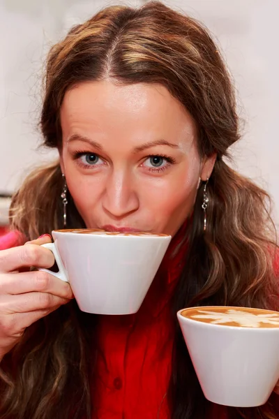 Vrouw die koffie drinkt — Stockfoto