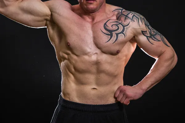 Bodybuilder mit Tattoos — Stockfoto