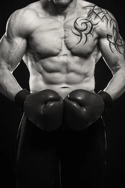 dövmeler ile vücut geliştirmeci