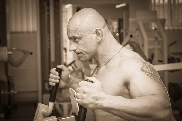 Entrenamiento de hombre en simulador — Foto de Stock