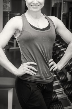 Güçlü kadın spor salonunda poz