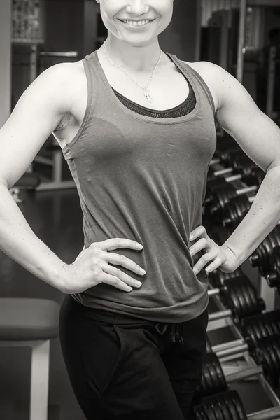 Güçlü kadın spor salonunda poz