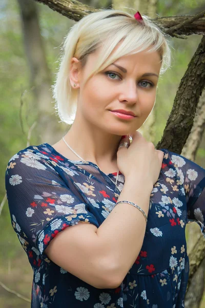 Mujer en el bosque — Foto de Stock