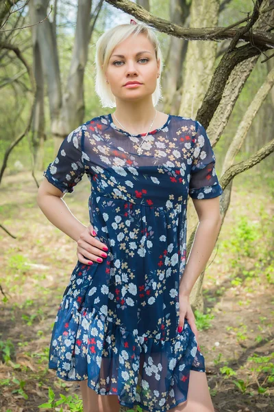 Donna nella foresta — Foto Stock