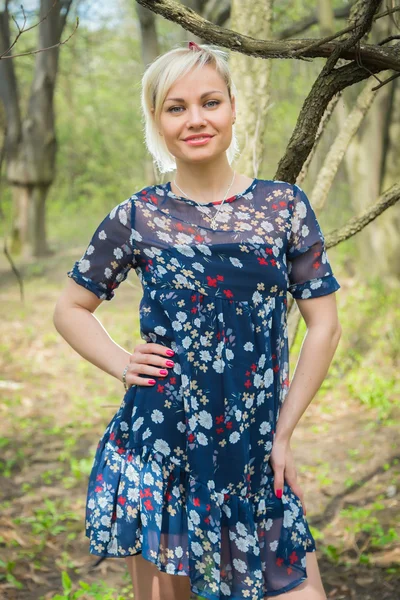 Femme dans la forêt — Photo