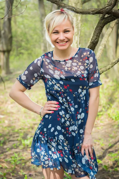 Mujer en el bosque — Foto de Stock