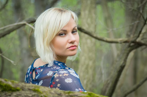 Frau im Wald — Stockfoto