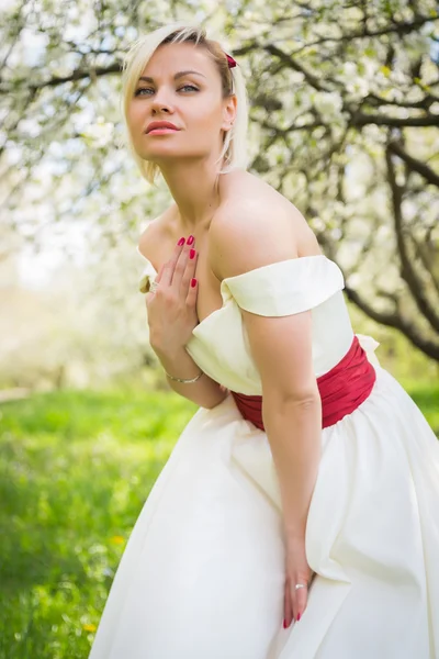 Rubia en el jardín de primavera —  Fotos de Stock