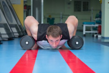 Spor salonundaki adam..