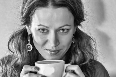 Kahve içen kadın