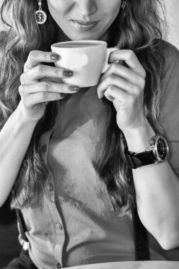 Kahve içen kadın