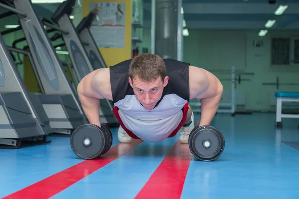 Hombre en el gimnasio . — Foto de Stock