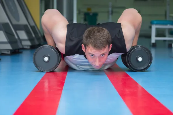 Man i gymmet. — Stockfoto