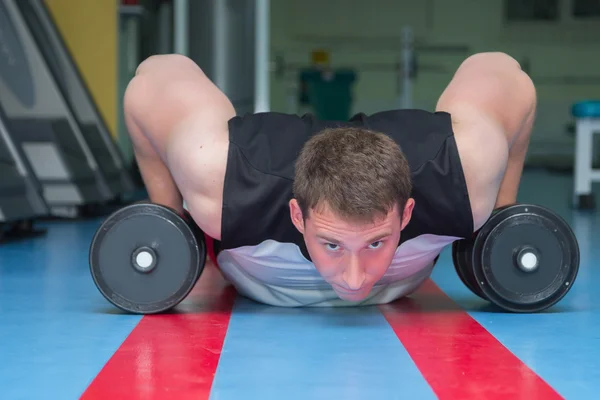 Hombre en el gimnasio . —  Fotos de Stock