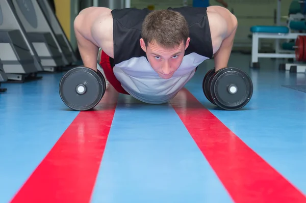 Man i gymmet. — Stockfoto