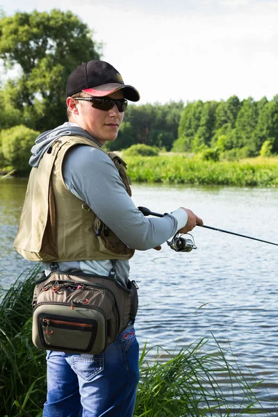 Hombre pescando — Foto de Stock